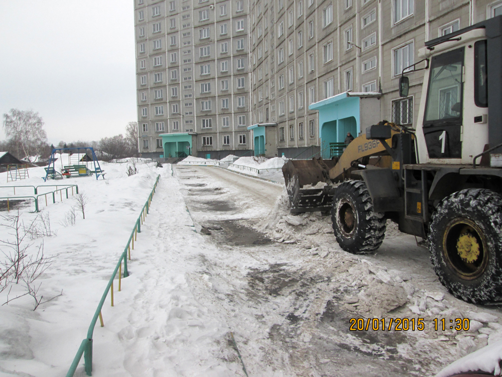 Очистка снега во дворах жилых домов Новобайдаевская, 6 и 8